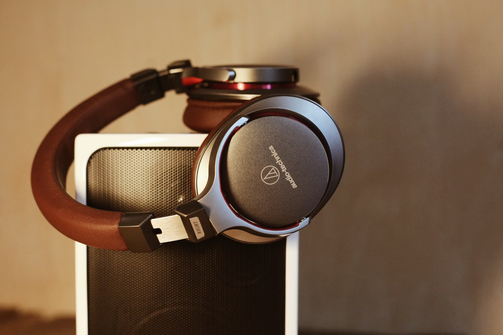 Read more about the article Choosing the Right Headphones for Podcasting